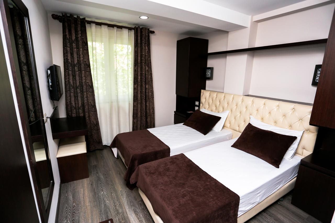 Hotel Town House Tirana Exterior foto